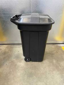 lot 143 image: 32 Gallon Trash Can