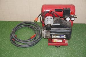 lot 2 image: Nikota Twin Tank 4 Gallon Air Compressor