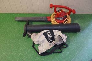 lot 8 image: Toro Electric Blower Vac