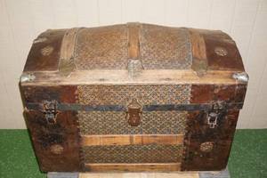 lot 23 image: Antique Wood Archtop Chest