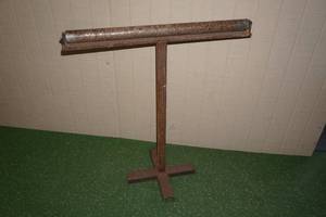 lot 33 image: 29 Metal Roller Stand