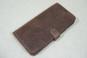 lot 77 image: Snakehive Vintage Style Leather Wallet Apple iPhone Case