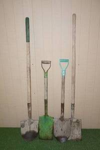lot 190 image: 4 Garden Shovels