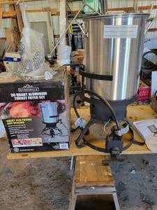30 Quart Aluminum Turkey Fryer Set (New in box)