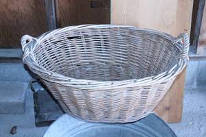 lot 78 image: Farmhouse Dcor - Galvanized Washtub & More