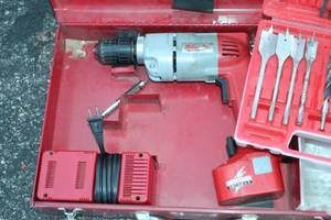 lot 23 image: Milwaukee 12v Cordless Drill