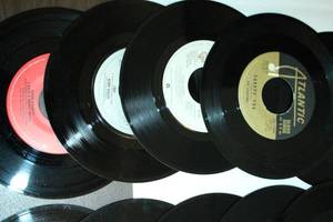 lot 113 image: Assortment of 45s