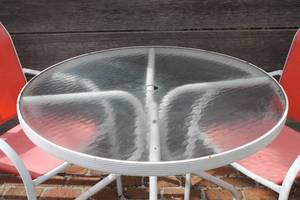 lot 115 image: Patio Table & Chairs