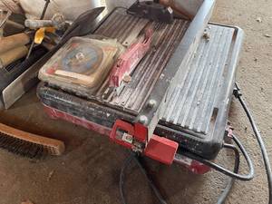 lot 43 image: 4.5 Wet Cutting Tile Saw & Tiling Tools