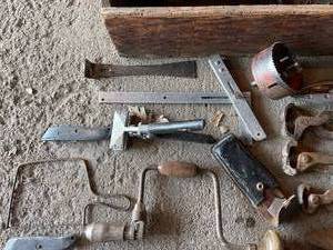 lot 140 image: Hand Tools & Tote