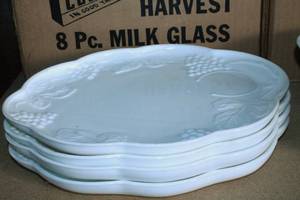 lot 134 image: Milk Glass Snack Sets