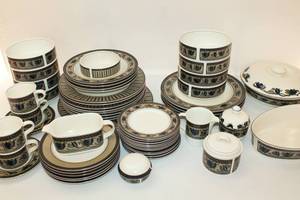 lot 51 image: Mikasa Arabella Dishware Set
