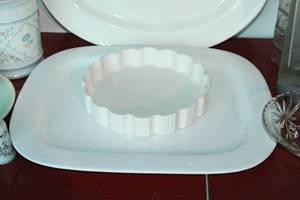 lot 163 image: Assorted Serveware & Decor