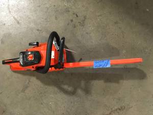 lot 19 image: 18 in. 40.2 cc Gas 2-Stroke Rear Handle Chainsaw by ECHO Customer Returns See Pictures