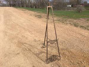 lot 15 image: Metal Stylish Bronze-look Easel