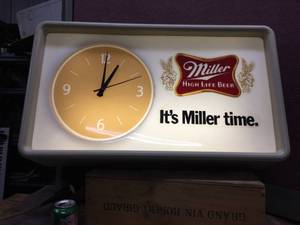 lot 16 image: Vintage Miller High Life Light Up Beer Clock