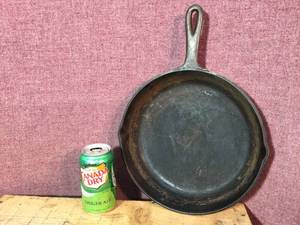 lot 25 image: Vintage Cast Iron Skillet No. 8.