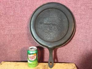 lot 26 image: 1800s Cast Iron Griddle - Gate Mark - 10