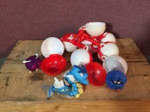 lot 35 image: Vintage Pokemon Burger King Toys - Pokeballs