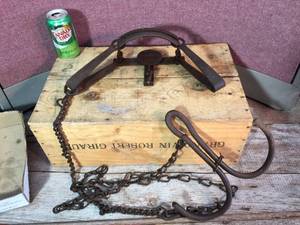 lot 61 image: Vintage Oneida Newhouse #14 Wolf Trap