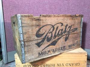 lot 85 image: Vintage Blatz Wooden Beer Crate