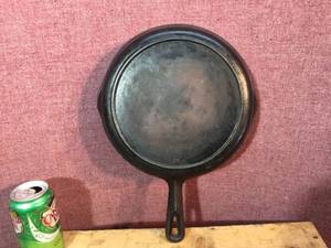 lot 173 image: Vintage Cast Iron Skillet - BSR NO.7