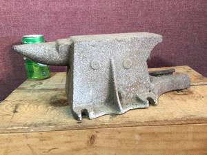 lot 177 image: Vintage Cast Iron Anvil-Vise Part