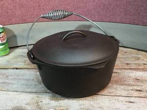 lot 190 image: Lodge Cast Iron 8DO - Dutch Oven With Lid