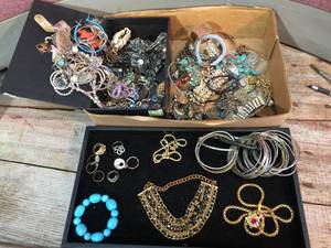 lot 206 image: Group Jewelry Earrings - Bracelets - Ring - Watches