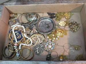 lot 210 image: Group Jewelry - Earrings - Necklace - Brooches