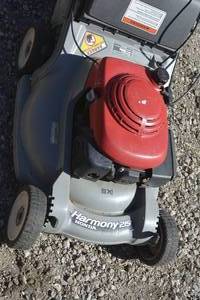 lot 20 image: Honda Harmony 215 Lawn Mower