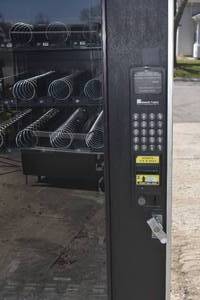 lot 24 image: Snack Vending Machine