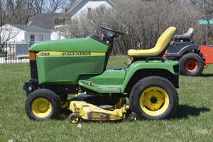 lot 2 image: John Deere 425 Lawn Mower