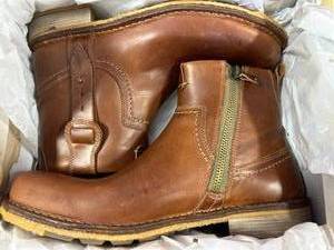 lot 16 image: New Mens Clark Boots Size 13 ($159 retail)