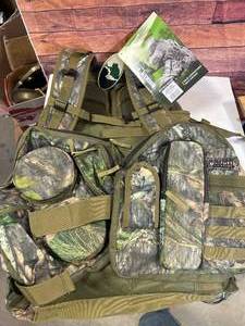 lot 41 image: New Primos Mossy Oak Turkey Vest XLXXL Jacket (retails over $100)