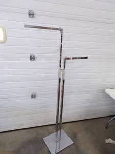 lot 12 image: Cloths Hanging Rack