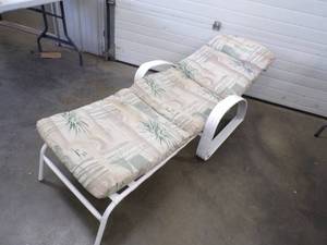 lot 21 image: Patio Lounge Chair with Cushion