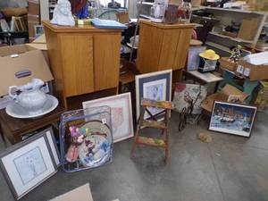 lot 42 image: Huge Dcor Lot