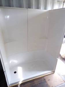 lot 45 image: 5 Shower Surround White and Cream 3 pieces