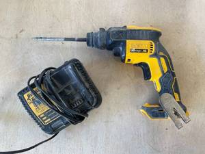 lot 14 image: Dewalt DCF620B 20V MAX XR Brushless Drywall Screwgun