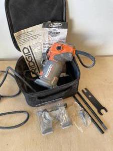 lot 17 image: Ridgid 5.5 Amp Corded Compact Power Trim Router With Micro Adjust Dial R2401