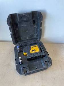 lot 18 image: Dewalt DW083CG Green Beam 3 Spot Lasers.