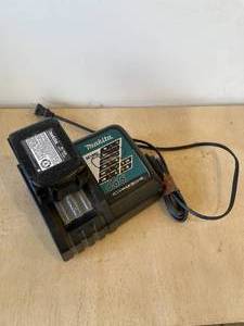 lot 40 image: Makita Charger deck with battery.