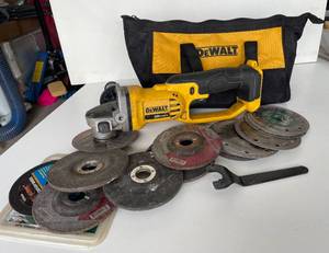 lot 3 image: Dewalt 20V MAX Lithium Ion 4-12 (115mm)  5 (125mm) Grinder