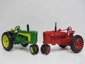 lot 89 image: John Deere & Internation Harvester  Farmall Cast Metal Tractors