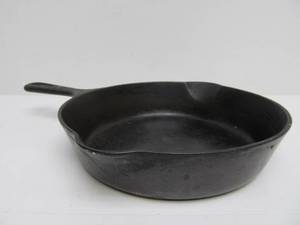 lot 95 image: Antique GRISWOLD Cast Iron No. 5 Skillet - 724