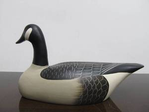 lot 20 image: Excellent Signed Canada Goose Carved Wood Decoy by William Bill Coleman.