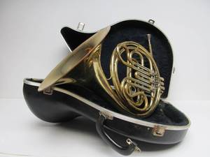 lot 121 image: HOLTON French Horn wCase