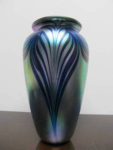 lot 128 image: Gorgeous Signed ROBERT EICKHOLT Iridescent Art Glass Vase