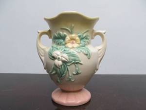 lot 146 image: Very Nice Vintage Signed HULL 2-Handle Art Pottery Vase